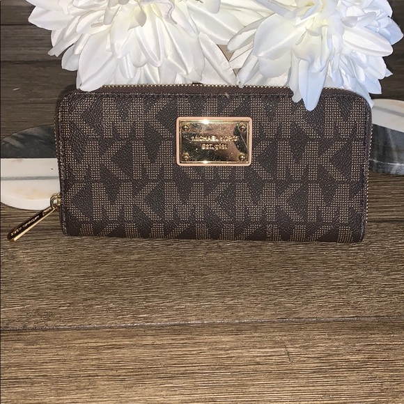 Michael Kors Handbags - Michael Michael Kors Wallet 🤩